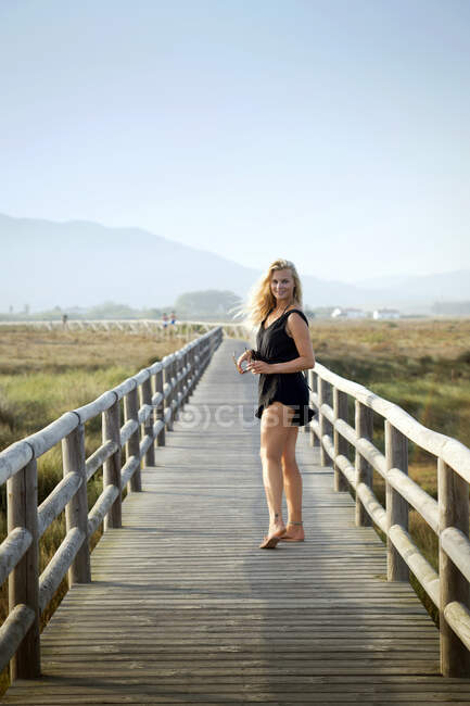 Woman walking along boardwalk, Tarifa, Cádiz, Andaluzia, Espanha — Fotografia de Stock
