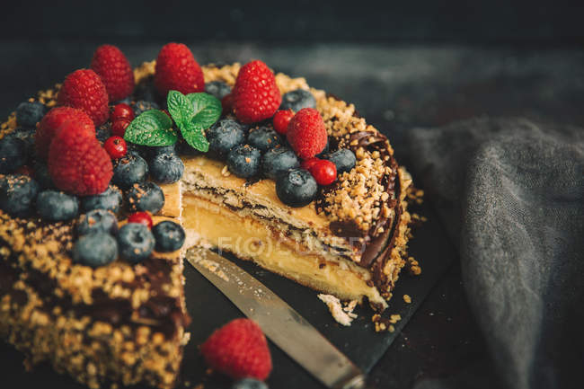 Leckerer Kuchen mit Schokolade und frischen Früchten — Stockfoto