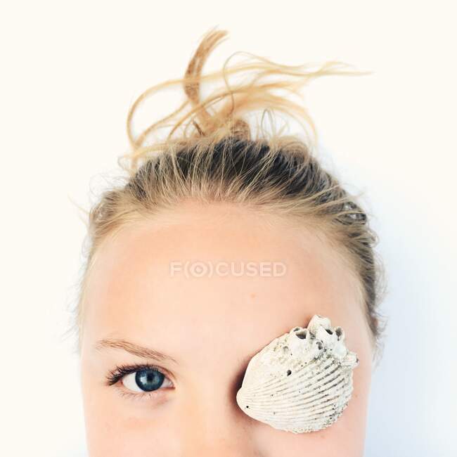 Ritratto di ragazza con una conchiglia sull'occhio — Foto stock