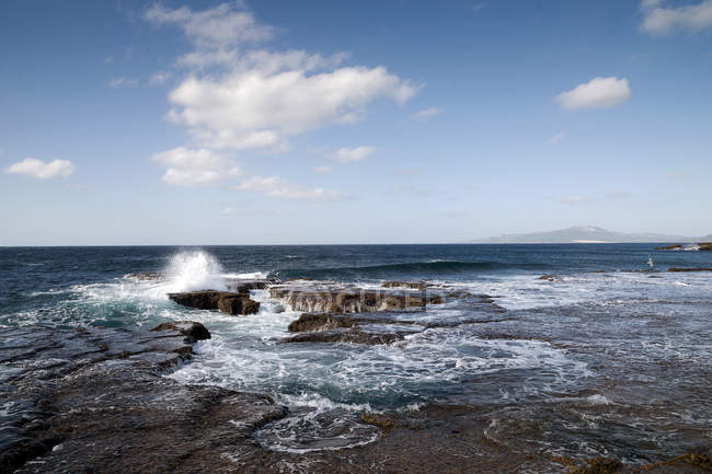 Wellen krachen gegen Felsen, Tarifa, Cadiz, Andalusien, Spanien — Stockfoto