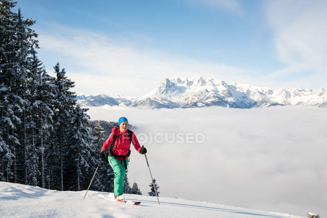 Mujer en esquís, Salzburgo, Austria - foto de stock