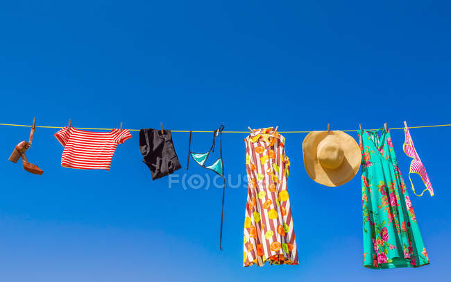 Vista panorámica de la lavandería colgando de una línea de lavado - foto de stock