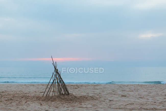 Живописный вид на стопку палок на пляже, Лисбон, Португалия — стоковое фото