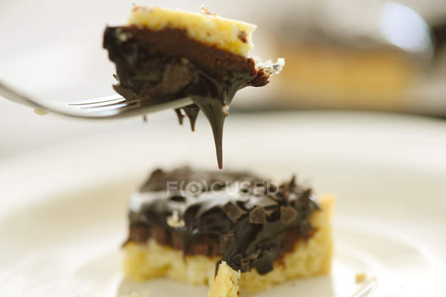 Vista close-up de garfo com torta de chocolate — Fotografia de Stock