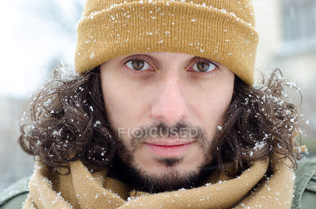 Портрет человека со снегом в волосах — стоковое фото