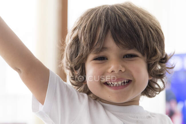 Porträt eines lächelnden Jungen zu Hause, der in die Kamera blickt — Stockfoto