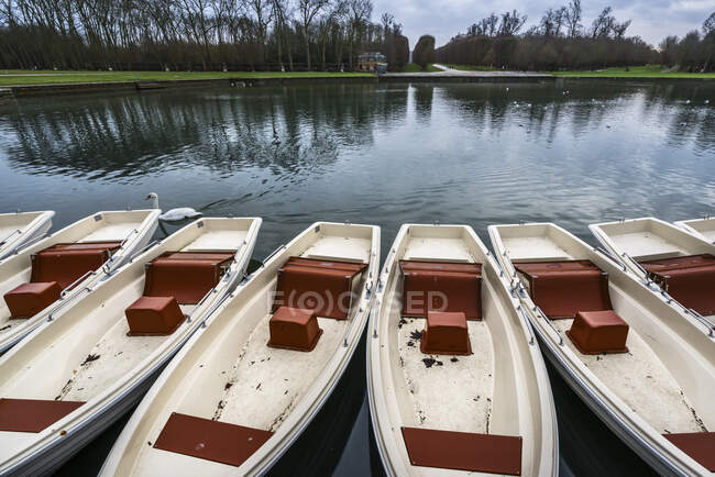 Barcos en un lago, París, Francia - foto de stock