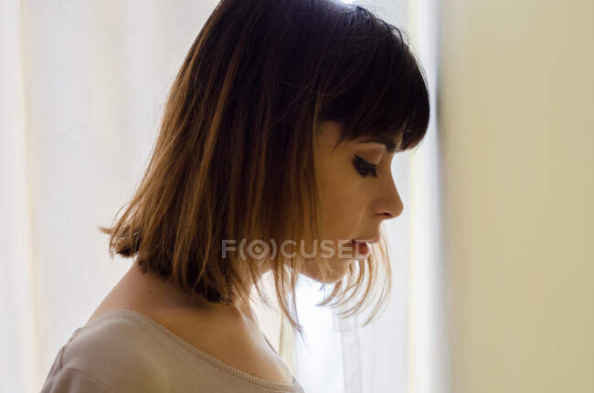 Retrato de bela jovem no perfil — Fotografia de Stock