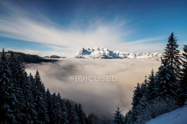 Picos de montanha acima das nuvens, Salzburgo, Áustria — Fotografia de Stock