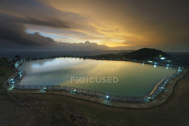Vue panoramique sur le lac Ngelanggeran, Yogyakarta, Java, Indonésie — Photo de stock