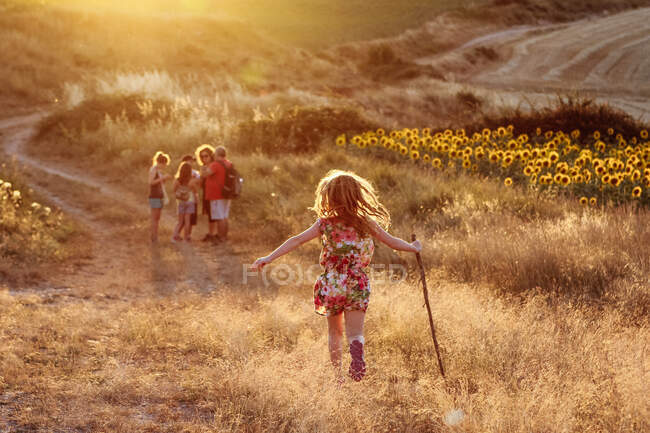 Menina correndo para a família na paisagem rural, Rojas, Espanha — Fotografia de Stock