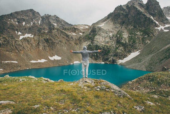 Man standing on rocks, Sofia Lake, Arkhyz, Karachay-Cherkessia Republic, Russia — Stock Photo