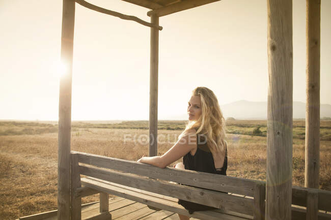 Menina sentada em um banco, Tarifa, Cádiz, Andaluzia, Espanha — Fotografia de Stock