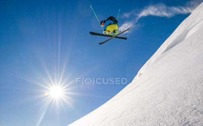 Skifahrer springt von einer Schneebank, Spittal an der Drau, Österreich — Stockfoto
