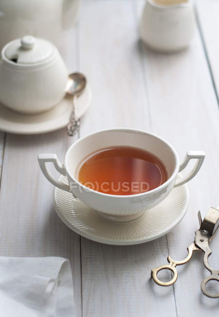 Vista de cierre de una taza de té sabrosa - foto de stock
