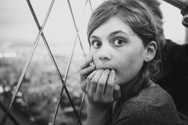 Scared Girl standing on Eiffel Tower, Paris, France — Stock Photo