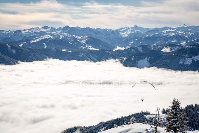 Homem parapente sobre montanhas, Salzburgo, Áustria — Fotografia de Stock