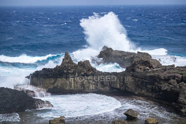 Vista panorâmica das ondas batendo sobre rochas, Batanes, Filipinas — Fotografia de Stock