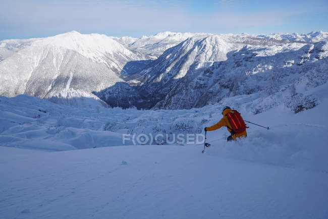 Homem esquiando em neve profunda em pó, Krippenstein, Gmunden, Áustria — Fotografia de Stock