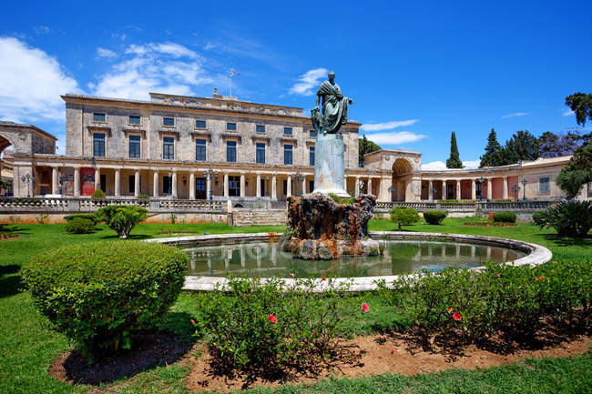 Veduta panoramica della statua di Sir Frederick Adam con il Palazzo dei Santi Michele e Giorgio, Corfù, Grecia — Foto stock