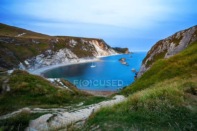 Vista panorámica de Man of War Bay, Dorset, Inglaterra, Reino Unido - foto de stock