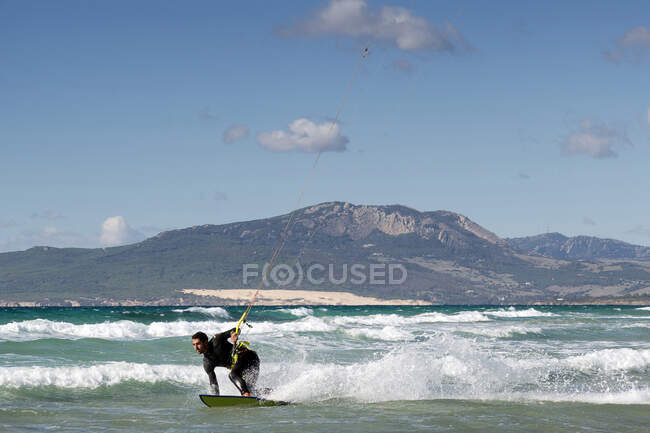 Mann schulterfreies Kitesurfen, Strand von Los Lances, Tarifa, Cadiz, Andalusien, Spanien — Stockfoto