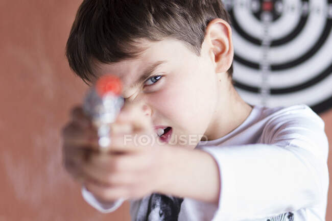 Menino apontando com uma arma de brinquedo — Fotografia de Stock