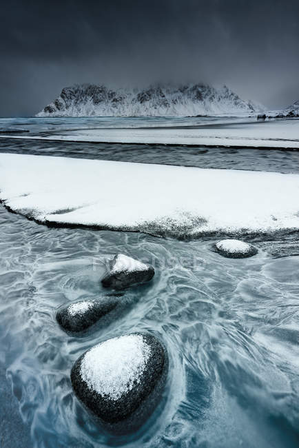 Vista panorámica del paisaje de invierno, Flakstad, Lofoten, Noruega - foto de stock