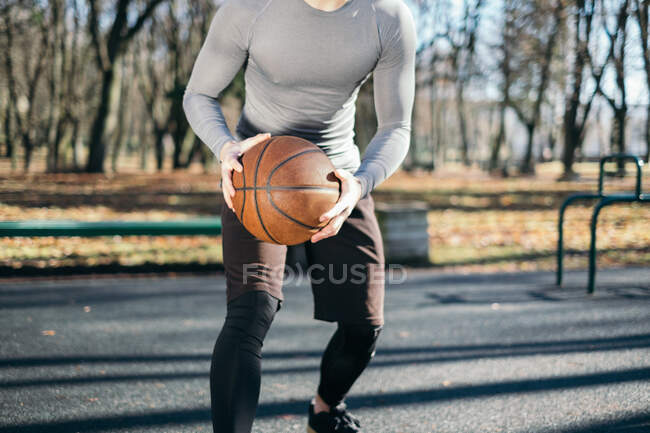 Чоловік грає в баскетбол у парку (Мінськ, Білорусь). — стокове фото