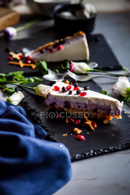 Fatia de bolo de queijo Blueberry na ardósia preta — Fotografia de Stock