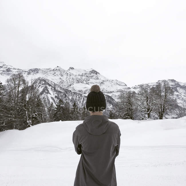 Visão traseira do menino olhando para a vista, Alpes, Braunwald, Suíça — Fotografia de Stock