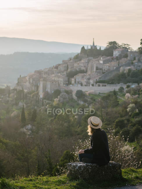 Visão traseira de uma mulher olhando para a vista, Bonnieux, Provence, França — Fotografia de Stock