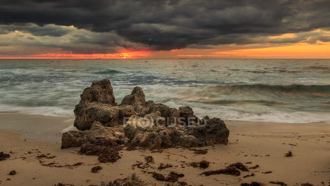 Vista panorámica de Storm en el mar, Trigg Beach, Perth, Australia Occidental, Australia - foto de stock