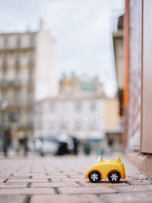 Spielzeugauto auf der Straße, Marseille, Frankreich — Stockfoto