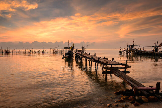 Fishing boat by wooden jetty at sunset, Thailand — Stock Photo