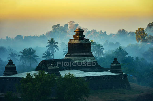 Vista panorámica de la pagoda Ratanbon Paya al atardecer, Mrauk U, Myanmar - foto de stock
