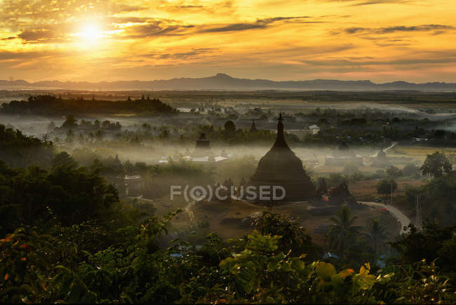 Malerischer Blick auf die Ratanbon Paya Pagode bei Sonnenuntergang, mrauk u, myanmar — Stockfoto