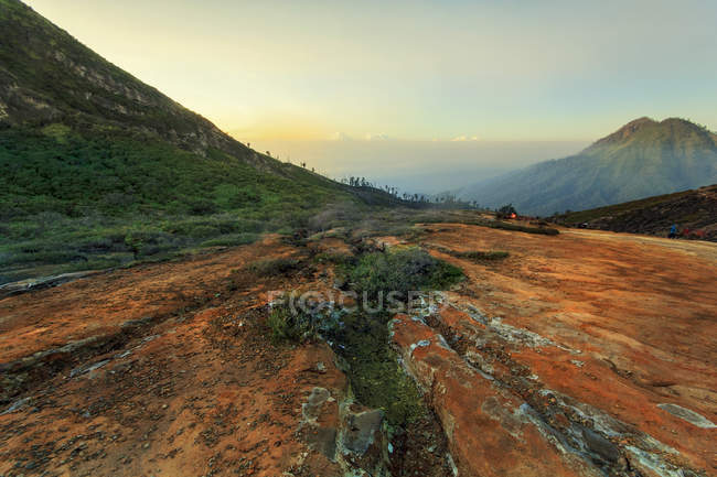 Живописный вид на гору Ичкерия, Восточная Ява, Индонезия — стоковое фото