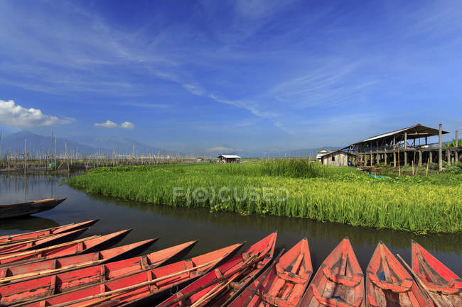 Vista panorâmica dos barcos no lago Rawa Pening, Semarang, Java Central, Indonésia — Fotografia de Stock
