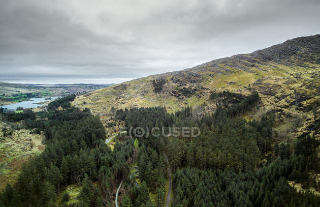 Vista panorámica del Parque Forestal Nacional Gougane Barra, Condado de Cork, Irlanda - foto de stock