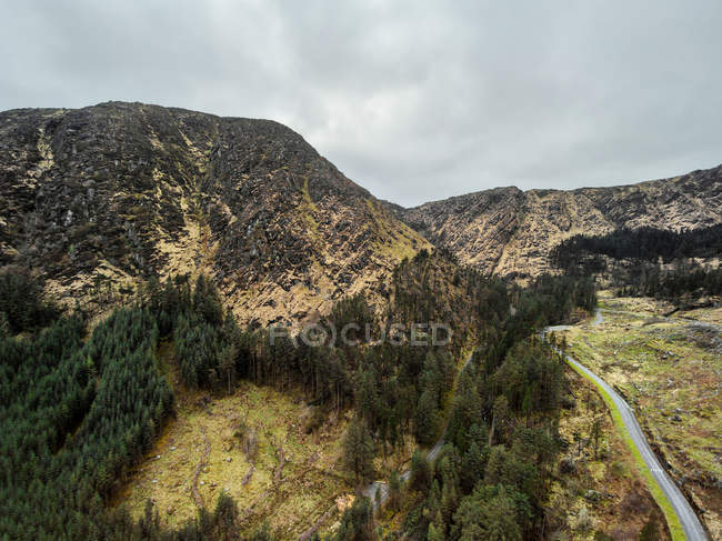Vista panorámica del Parque Forestal Nacional Gougane Barra, Condado de Cork, Irlanda - foto de stock
