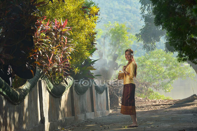Портрет усміхненої жінки Лаосу. — стокове фото