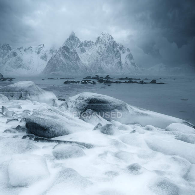 Malerischer Blick auf winterliche Fjordlandschaft, Lofoten, Norwegen — Stockfoto