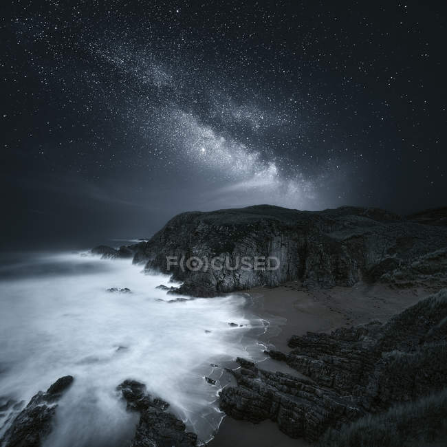 Vista panorâmica da Via Láctea sobre a costa, Donegal Irlanda — Fotografia de Stock