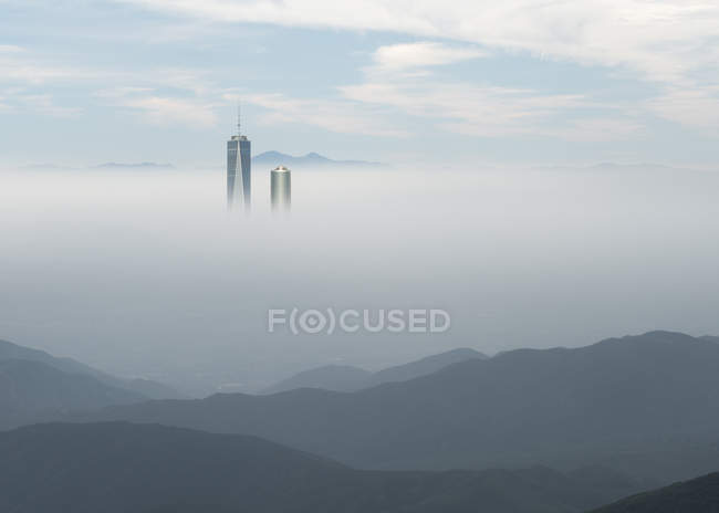 Dos rascacielos a través de las nubes, California, América, EE.UU. - foto de stock
