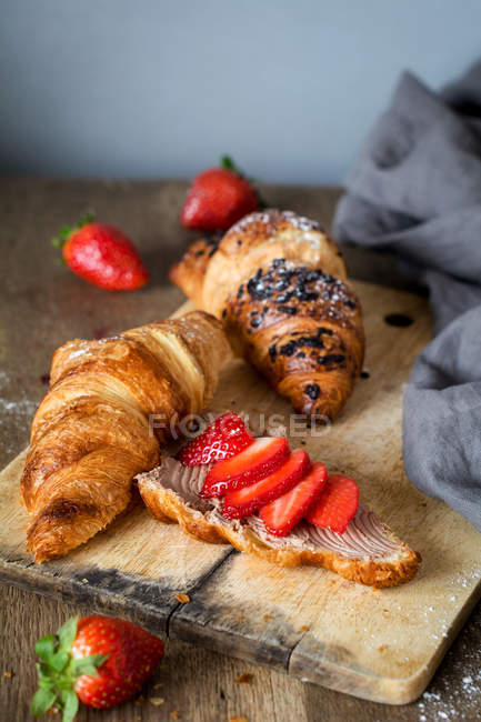 Croissants mit Schokoaufstrich und frischen Erdbeeren — Stockfoto