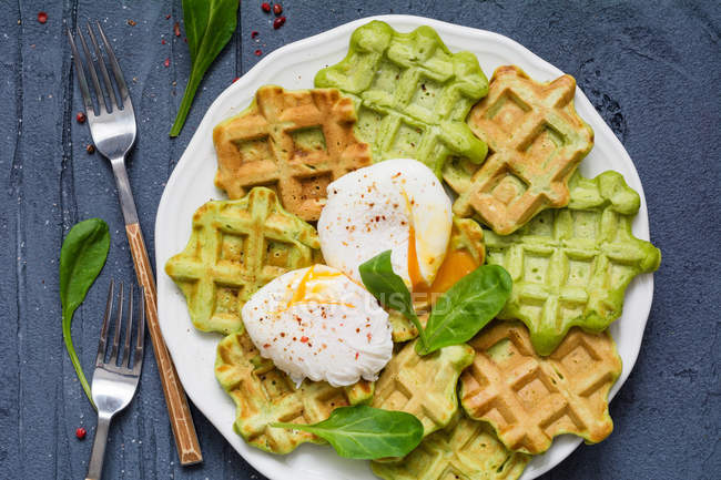 Spinach waffles with poached egg, closeup view — Stock Photo