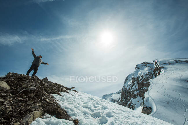 Man standing on mountain summit with arms outstretched, Chamonix, France — Foto stock