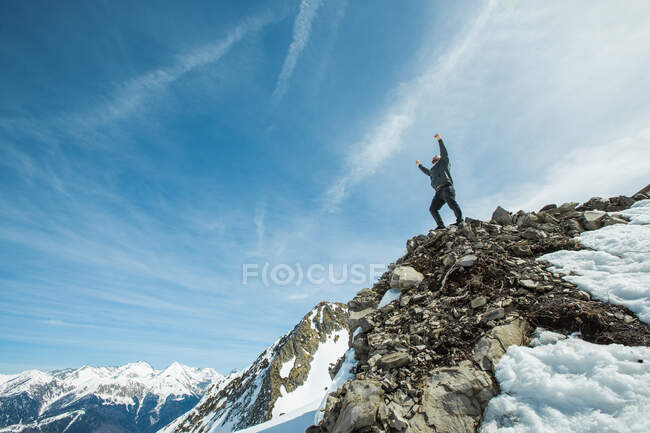 Mann steht mit ausgestreckten Armen auf Berggipfel, Chamonix, Frankreich — Stockfoto