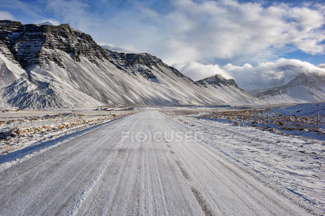 Camino hacia Kirkjufell mountain, Snaefellsnes, Islandia - foto de stock